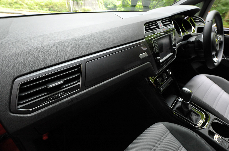 インテリアでは専用品となるプラスティックデコラティブパネル、ファブリックシート、レザー3本スポークステアリング（オーディオコントロール付）、ドアシルプレート、アルミ調ペダルクラスターを装備