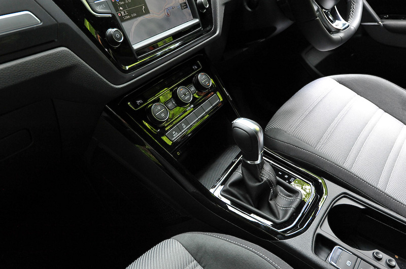 インテリアでは専用品となるプラスティックデコラティブパネル、ファブリックシート、レザー3本スポークステアリング（オーディオコントロール付）、ドアシルプレート、アルミ調ペダルクラスターを装備