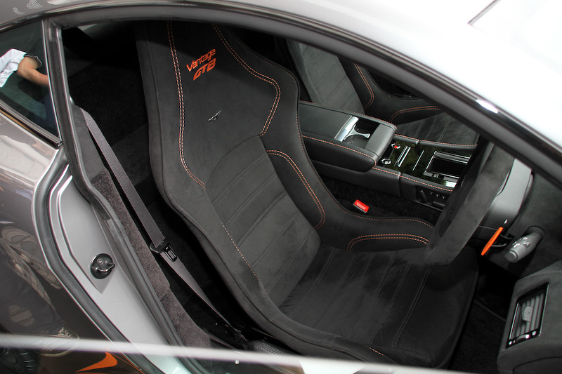 インテリアではオートエアコン、160Wオーディオシステム、AMi IIIインフォテインメント・システムとともに、安全装備として運転席＆助手席エアバッグも装備される