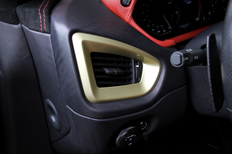 インテリアの各所に“Z”パターンが採用される