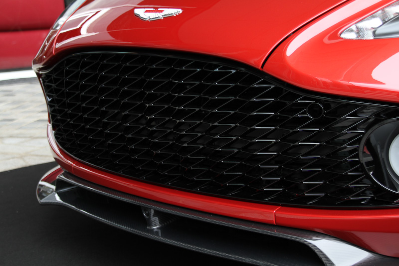 ザガートとのコラボレーションによって生まれたヴァンキッシュ ザガート。エクステリアではザガート・デザインのシンボル“ダブル・バブル”ルーフ、円形のテールライト・リフレクターなどを採用。V型12気筒 6.0リッターエンジンは600PSを発生する。足下は20インチアルミホイールとピレリ「P ZERO」（タイヤサイズはフロント：255/35 ZR20、リア：305/30 ZR20）の組み合わせ