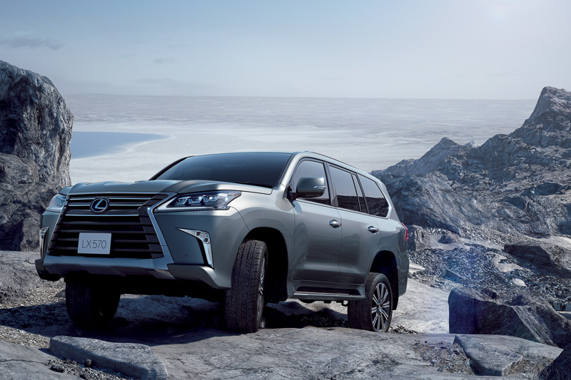 “Fモデル”によるダートラ形式での走行や、アップダウンやモーグルなどで「LX」の走破性を実感するなど、プロドライバーをコーチに非日常のドライビングを楽しめる