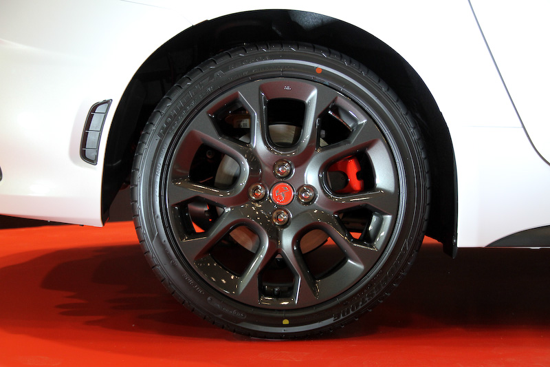 足下は10スポーク 17インチアロイホイールにブリヂストン「POTENZA RE050A」（205/45 R17）の組み合わせ。フロントにはブレンボ製4ピストンブレーキキャリパーが奢られる