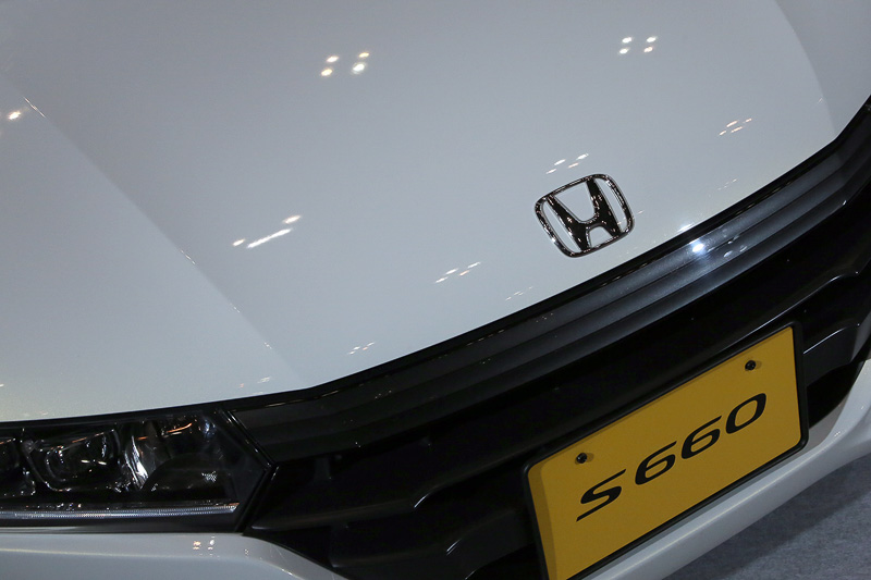ほかのSシリーズと比べてすっきりと普通っぽいエンブレム。サイドにエンブレムはなく、車名エンブレムはリアのみに配置