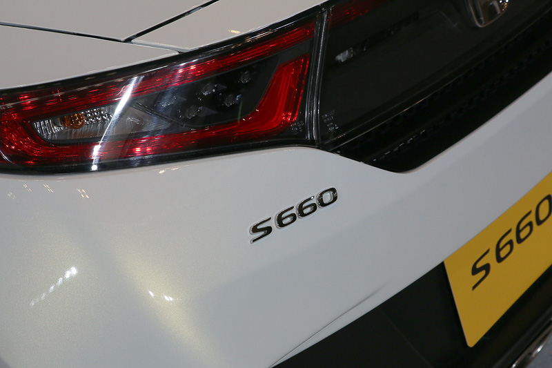 ほかのSシリーズと比べてすっきりと普通っぽいエンブレム。サイドにエンブレムはなく、車名エンブレムはリアのみに配置