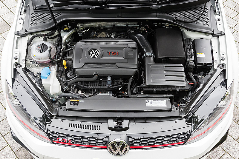 ゴルフ GTI クラブスポーツ トラック エディションが搭載する直列4気筒2.0リッター直噴ターボエンジンは最高出力195kW（265PS）/5350-6600rpm、最大トルク350Nm（35.7kgm）/1700-5300rpmを発生。このエンジンは「ゴルフ R」用をベースにしており、出力はゴルフ GTIから45PS向上している。ちなみにJC08モード燃費はゴルフ GTIから1.2km/Lダウンの14.7km/L
