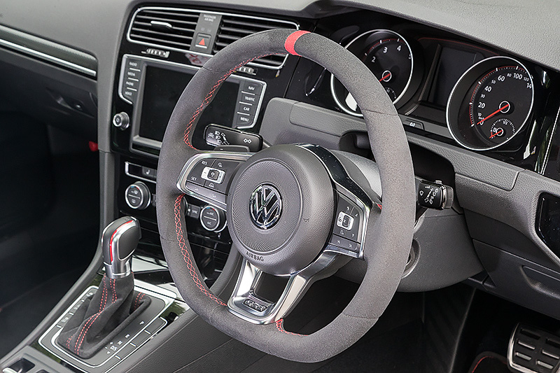 赤いセンターポジションマーク付きのアルカンターラを用いた専用ステアリング、ファブリックとアルカンターラのコンビネーションを採用したレカロ製スポーツシートが目を引くインテリア