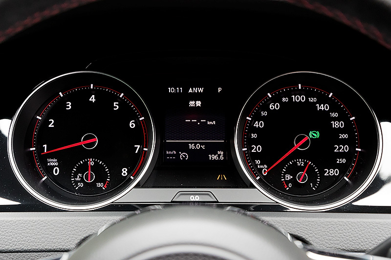 赤いセンターポジションマーク付きのアルカンターラを用いた専用ステアリング、ファブリックとアルカンターラのコンビネーションを採用したレカロ製スポーツシートが目を引くインテリア