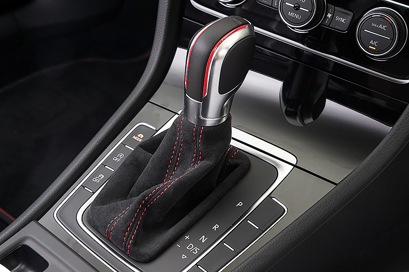 赤いセンターポジションマーク付きのアルカンターラを用いた専用ステアリング、ファブリックとアルカンターラのコンビネーションを採用したレカロ製スポーツシートが目を引くインテリア