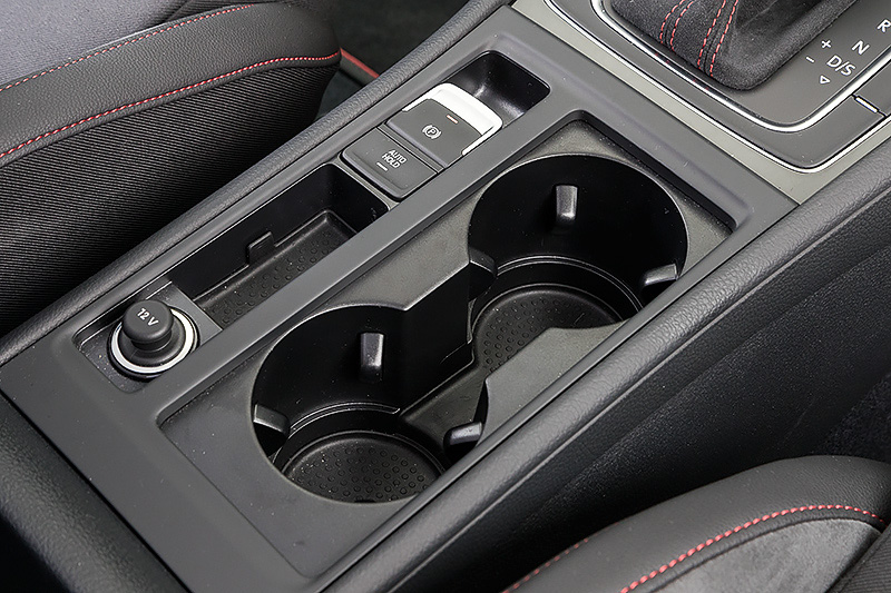 赤いセンターポジションマーク付きのアルカンターラを用いた専用ステアリング、ファブリックとアルカンターラのコンビネーションを採用したレカロ製スポーツシートが目を引くインテリア