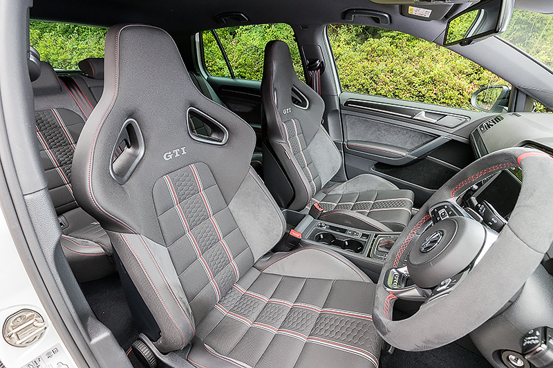 赤いセンターポジションマーク付きのアルカンターラを用いた専用ステアリング、ファブリックとアルカンターラのコンビネーションを採用したレカロ製スポーツシートが目を引くインテリア