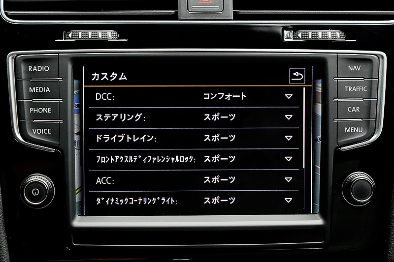 純正インフォテイメントシステム「Discover Pro」の画面でドライブモードの選択が可能。モードは「エコ」「コンフォート」「ノーマル」「スポーツ」「カスタム」の5種類。カスタムではDCCやステアリング、ACCなどを個別で設定（ノーマル、コンフォート、スポーツの3種類を用意）することもできる。画面は筆者オススメの“雨の日セッティング”