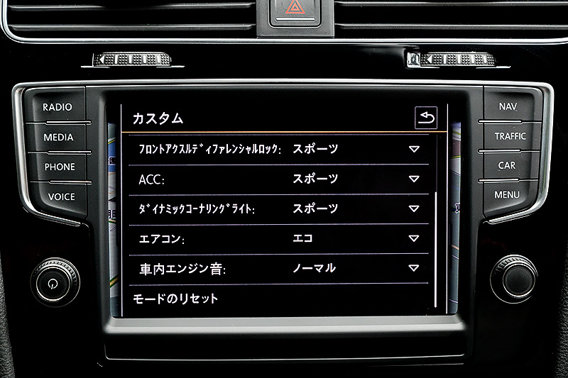 純正インフォテイメントシステム「Discover Pro」の画面でドライブモードの選択が可能。モードは「エコ」「コンフォート」「ノーマル」「スポーツ」「カスタム」の5種類。カスタムではDCCやステアリング、ACCなどを個別で設定（ノーマル、コンフォート、スポーツの3種類を用意）することもできる。画面は筆者オススメの“雨の日セッティング”