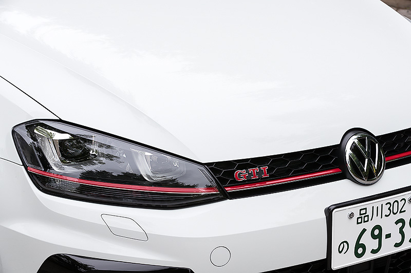 エクステリアでは専用フロント＆リアバンパー、ハニカムフロントグリル、現行GTIよりも大型化されたリアスポイラー、専用19インチアルミホイール（7.5J×19）を特別装備。タイヤはピレリ「P ZERO」（225/35 R19）をチョイス。ピュアホワイト、カーボンスチールグレーメタリックともにルーフがブラックに塗装される2トーンカラーを採用