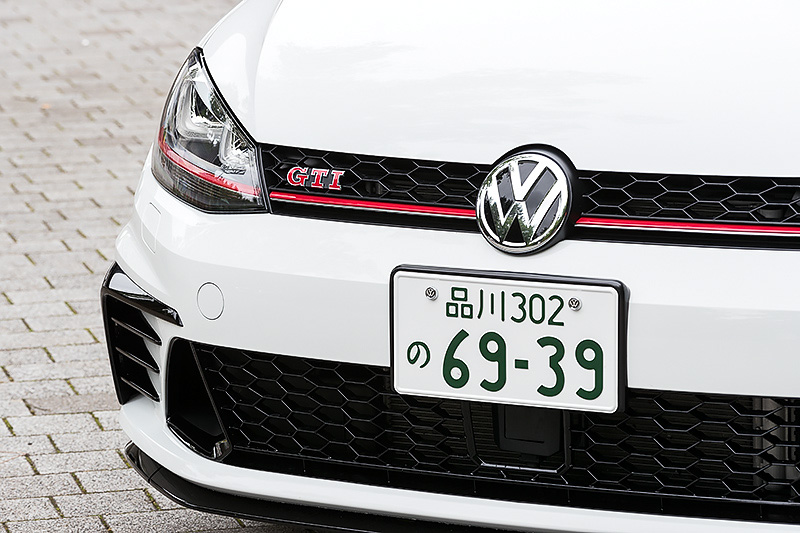 エクステリアでは専用フロント＆リアバンパー、ハニカムフロントグリル、現行GTIよりも大型化されたリアスポイラー、専用19インチアルミホイール（7.5J×19）を特別装備。タイヤはピレリ「P ZERO」（225/35 R19）をチョイス。ピュアホワイト、カーボンスチールグレーメタリックともにルーフがブラックに塗装される2トーンカラーを採用