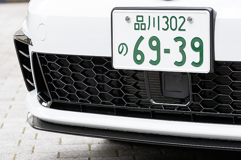 エクステリアでは専用フロント＆リアバンパー、ハニカムフロントグリル、現行GTIよりも大型化されたリアスポイラー、専用19インチアルミホイール（7.5J×19）を特別装備。タイヤはピレリ「P ZERO」（225/35 R19）をチョイス。ピュアホワイト、カーボンスチールグレーメタリックともにルーフがブラックに塗装される2トーンカラーを採用