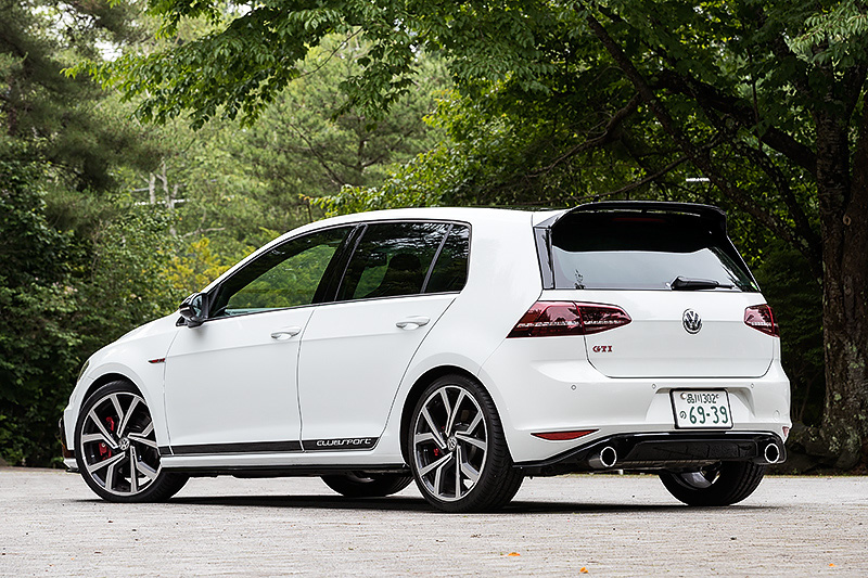 トラック エディションはピュアホワイト（撮影車）またはカーボンスチールグレーメタリックのボディカラーを設定し、それぞれ200台のみを用意する限定車。価格は469万9000円。ボディサイズは4275×1800×1470mm。車両重量は1430kgと、ベースのゴルフ GTIと比べ40kgほど重くなる