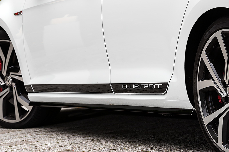 エクステリアでは専用フロント＆リアバンパー、ハニカムフロントグリル、現行GTIよりも大型化されたリアスポイラー、専用19インチアルミホイール（7.5J×19）を特別装備。タイヤはピレリ「P ZERO」（225/35 R19）をチョイス。ピュアホワイト、カーボンスチールグレーメタリックともにルーフがブラックに塗装される2トーンカラーを採用