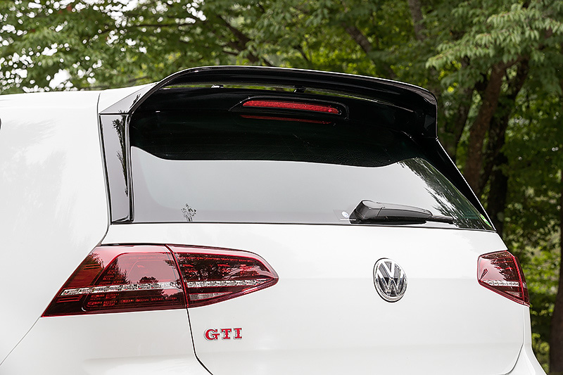 エクステリアでは専用フロント＆リアバンパー、ハニカムフロントグリル、現行GTIよりも大型化されたリアスポイラー、専用19インチアルミホイール（7.5J×19）を特別装備。タイヤはピレリ「P ZERO」（225/35 R19）をチョイス。ピュアホワイト、カーボンスチールグレーメタリックともにルーフがブラックに塗装される2トーンカラーを採用