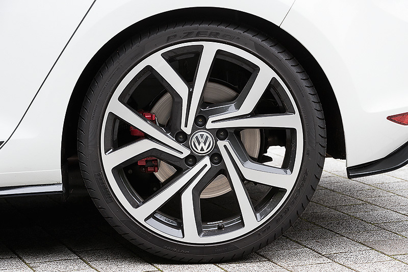 エクステリアでは専用フロント＆リアバンパー、ハニカムフロントグリル、現行GTIよりも大型化されたリアスポイラー、専用19インチアルミホイール（7.5J×19）を特別装備。タイヤはピレリ「P ZERO」（225/35 R19）をチョイス。ピュアホワイト、カーボンスチールグレーメタリックともにルーフがブラックに塗装される2トーンカラーを採用