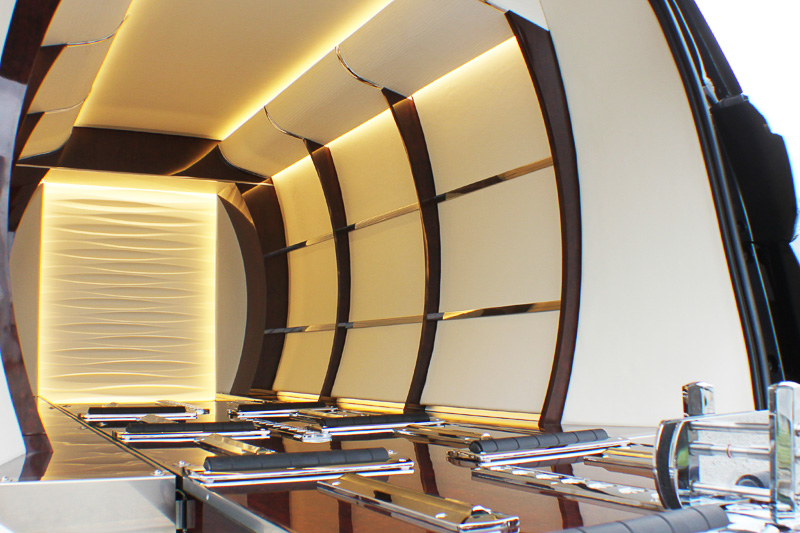 納棺室のフロアには棺を奥まで移動させるためのローラーを設置