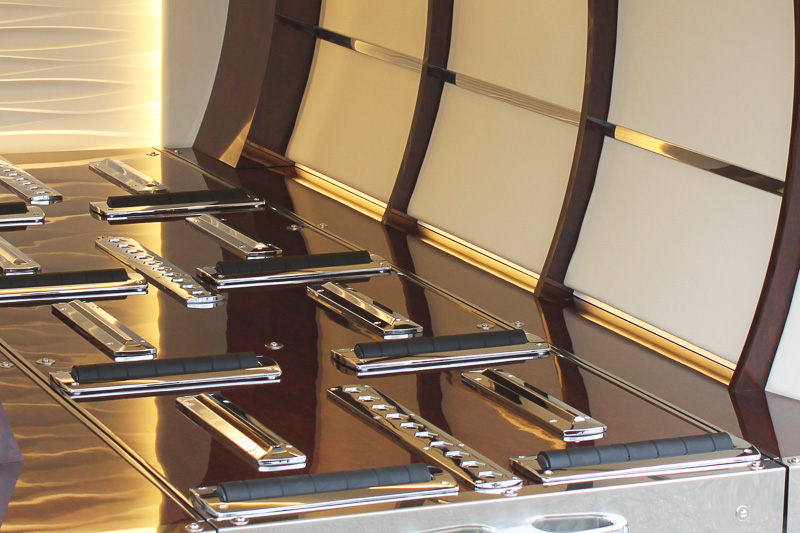 納棺室のフロアには棺を奥まで移動させるためのローラーを設置