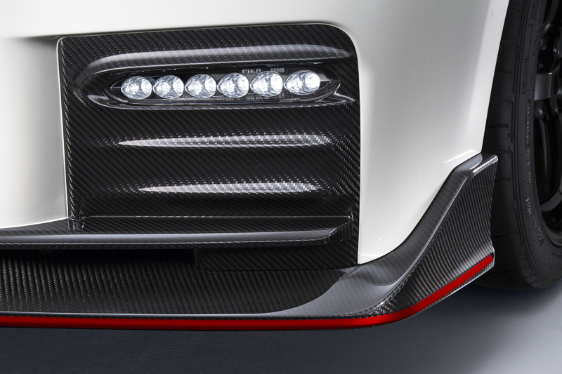 カナード形状のデザインによりホイールハウス周辺の空気を吸引して、大きなダウンフォースを発生するNISMO専用のカーボンファイバー製フロントバンパー