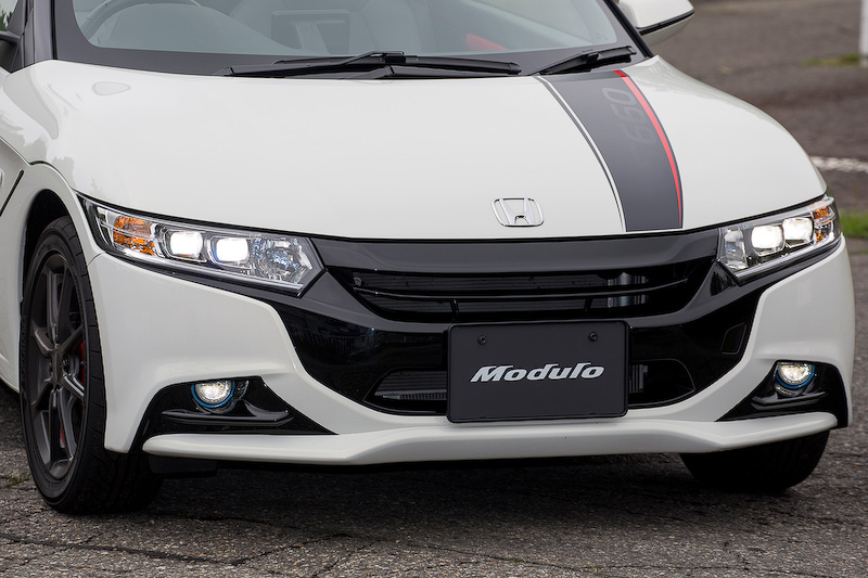 フロントフェイスキットはバンパー、グリル一体式。価格は10万8000円。リアロアバンパーはデザインもスポーティだが、車体下部を流れる風をスムーズに抜く効果がある。価格は8万4240円