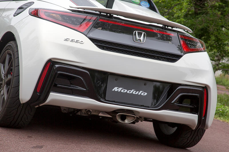 フロントフェイスキットはバンパー、グリル一体式。価格は10万8000円。リアロアバンパーはデザインもスポーティだが、車体下部を流れる風をスムーズに抜く効果がある。価格は8万4240円