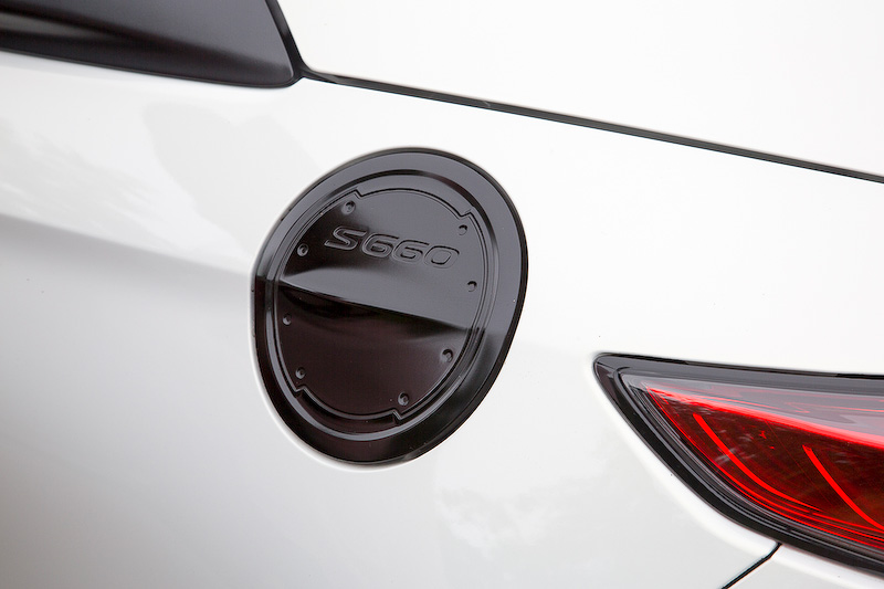 ルーフ部の布色がボルドーレッドになっているModulo仕様のロールトップ（12万9600円）。純正ロールトップと使い勝手は同様。アルミ製ブラック塗装でS660ロゴ入りのフューエルリッドは2万4840円。貼り付けではなく純正のフューエルリッドを外しての装着