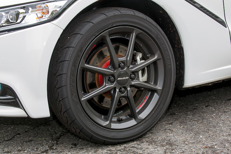 MR-R01。フロント用は15×5J インセット45mm、リア用は16×6.5J インセット50mm。PCDは前後とも100。カラーはステルスブラック。価格はフロント用が3万1320円/本、リア用が3万3480円/本。ホイールに入るModuloのロゴは別売りのエンブレムデザインステッカーで、ホイール以外にも貼ることが可能。A4シートに数種類の文字とロゴが入っていて、価格は3240円