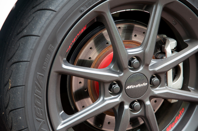 ブレーキ熱の放熱性とパッドの摩擦粉の除去に効果があるドリルドタイプのディスクローター。1台分セットで価格は6万4800円。補修用として1枚ずつの販売もある