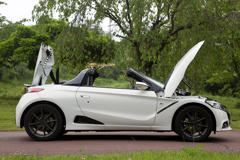 車体後方のエンジンフードはヒンジが後ろの前開きタイプ。フロントフードの中にはロールトップを収納するケースがある。これは標準仕様