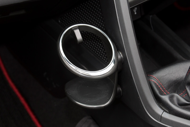 Modulo仕様のインテリアアイテムをスケッチしたときから描かれていたというドリンクホルダー。それだけにS660のインテリアとのマッチングはよい。使用しないときや助手席に人が乗るときは取り外し可能。価格は5940円。カーボン柄やアルミオーナメントが施された「フロアカーペットマット プレミアムタイプ」はレッド、シルバー、ブラックの3色が用意され、それぞれ1万7280円