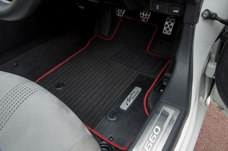 Modulo仕様のインテリアアイテムをスケッチしたときから描かれていたというドリンクホルダー。それだけにS660のインテリアとのマッチングはよい。使用しないときや助手席に人が乗るときは取り外し可能。価格は5940円。カーボン柄やアルミオーナメントが施された「フロアカーペットマット プレミアムタイプ」はレッド、シルバー、ブラックの3色が用意され、それぞれ1万7280円