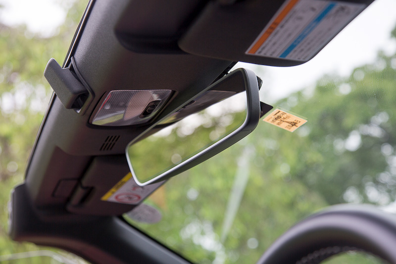 スポーツカーらしいフレームレスの「オートデイナイトミラー」。後方からの強い光を受けるとセンサーが感知し、鏡面の反射を自動で制御する。価格は2万520円。アンテナ別体のETCはグローブボックス内に取り付ける。価格は1万1577円