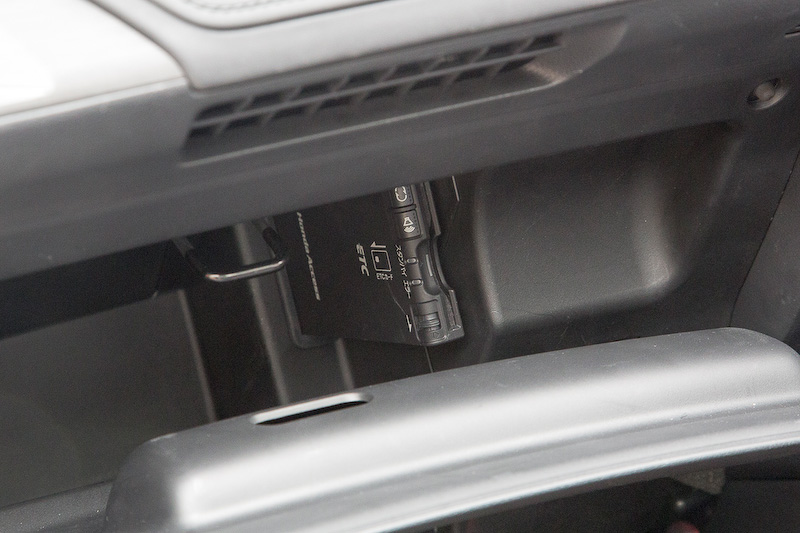 スポーツカーらしいフレームレスの「オートデイナイトミラー」。後方からの強い光を受けるとセンサーが感知し、鏡面の反射を自動で制御する。価格は2万520円。アンテナ別体のETCはグローブボックス内に取り付ける。価格は1万1577円