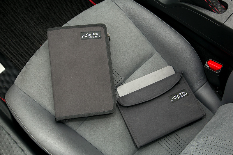 S660のロゴ入り車検証ケースは4860円。助手席のセンターコンソールとトンネルの隙間にプレートを挟み込んで取り付けるコンソールサイドボックスは折りたたみ式で、展開時は奥行きが115mmになる。価格は3780円