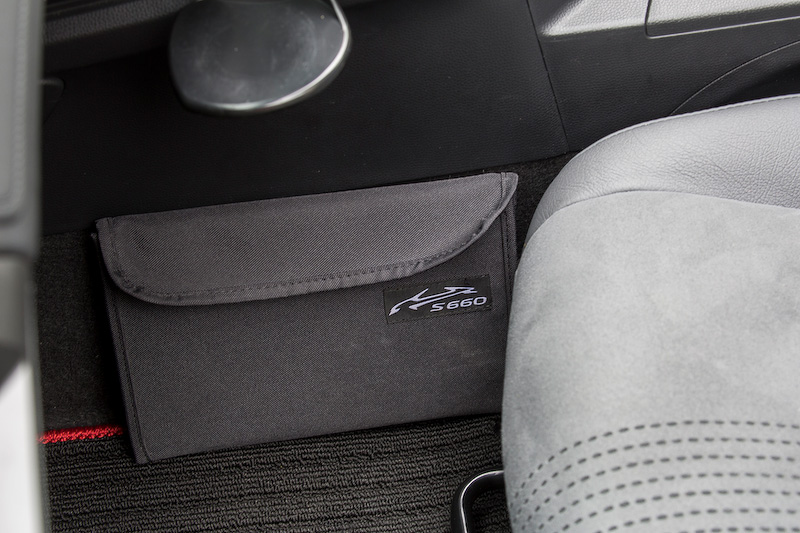 S660のロゴ入り車検証ケースは4860円。助手席のセンターコンソールとトンネルの隙間にプレートを挟み込んで取り付けるコンソールサイドボックスは折りたたみ式で、展開時は奥行きが115mmになる。価格は3780円
