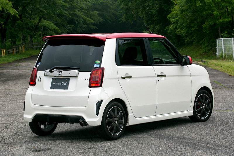 開口部が増えたエクステリアデザイン。フォグランプ横にある黒いパーツがコーナーデフレクターで、サイドに流れる風を整える効果がある。リアにもコーナーデフレクターを装備。また、センター部にはディフューザーも装備される