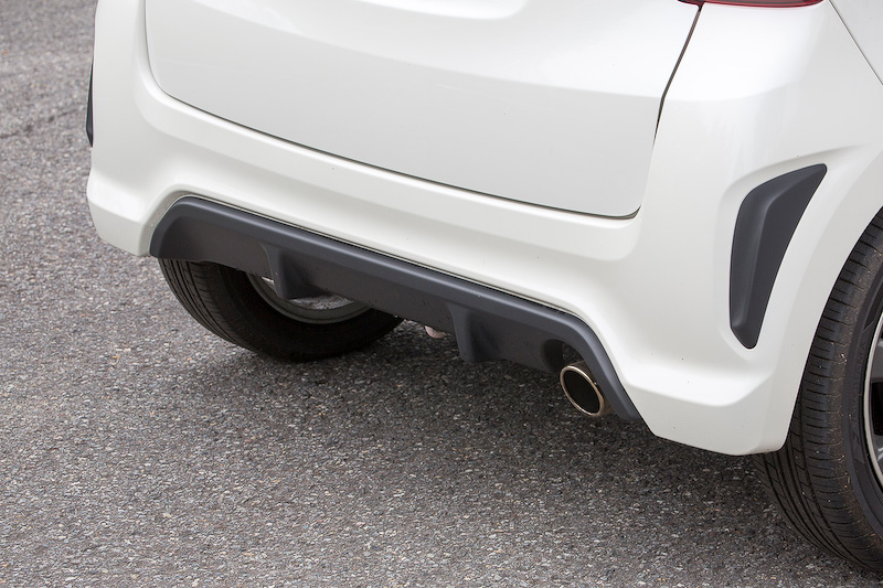 開口部が増えたエクステリアデザイン。フォグランプ横にある黒いパーツがコーナーデフレクターで、サイドに流れる風を整える効果がある。リアにもコーナーデフレクターを装備。また、センター部にはディフューザーも装備される