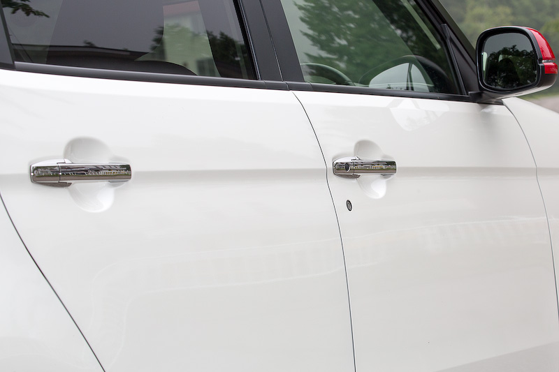 ドアハンドルは専用ダーククロームメッキ仕様。リアのライセンスガーニッシュも専用のダーククロームメッキ仕様。専用エンブレムも付く