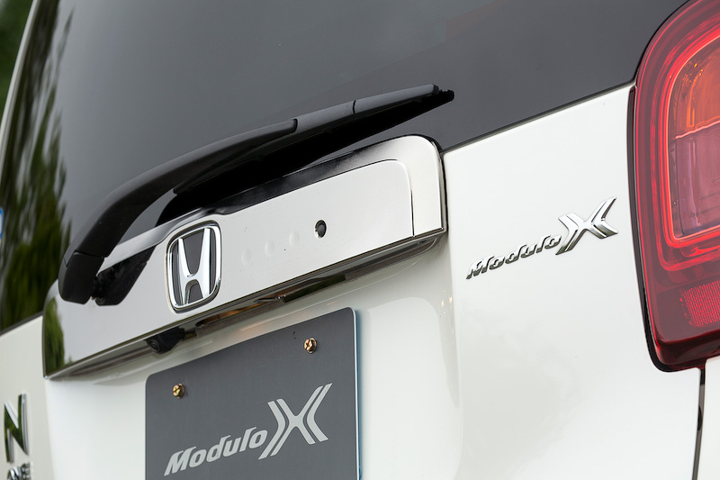 ドアハンドルは専用ダーククロームメッキ仕様。リアのライセンスガーニッシュも専用のダーククロームメッキ仕様。専用エンブレムも付く