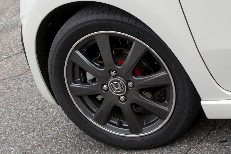 ホイールは専用の15インチ。カラーはプレミアムガンメタリック。サスペンションは約10mmダウンとなる