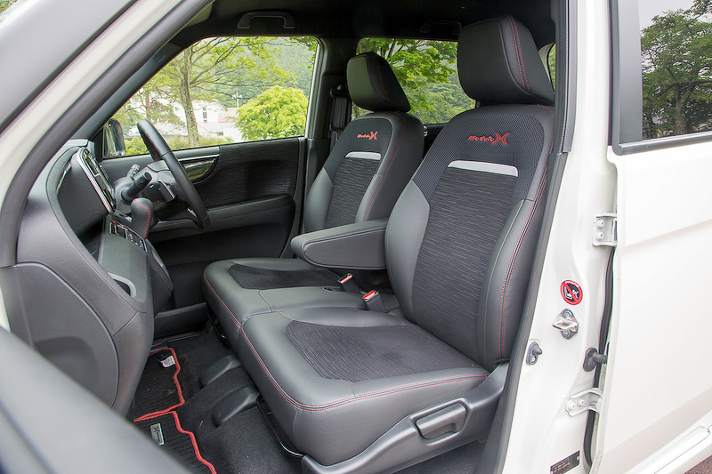 インテリアは専用ブラック仕様。ドアには専用のカーボン調パネルが使われている。シートは前後とも専用プライムスムース＆ジャージコンビシート。レッドダブルステッチとModulo Xのロゴ入りだ