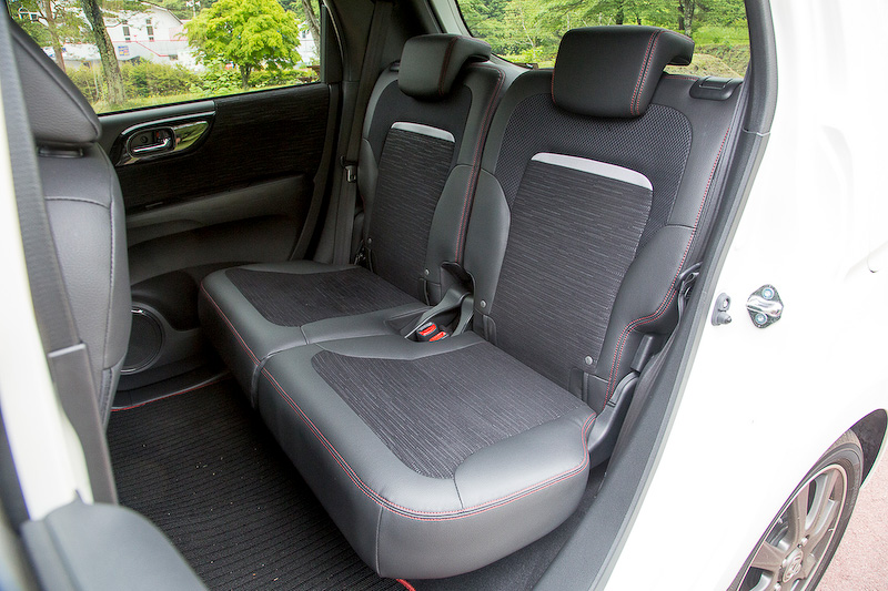 インテリアは専用ブラック仕様。ドアには専用のカーボン調パネルが使われている。シートは前後とも専用プライムスムース＆ジャージコンビシート。レッドダブルステッチとModulo Xのロゴ入りだ