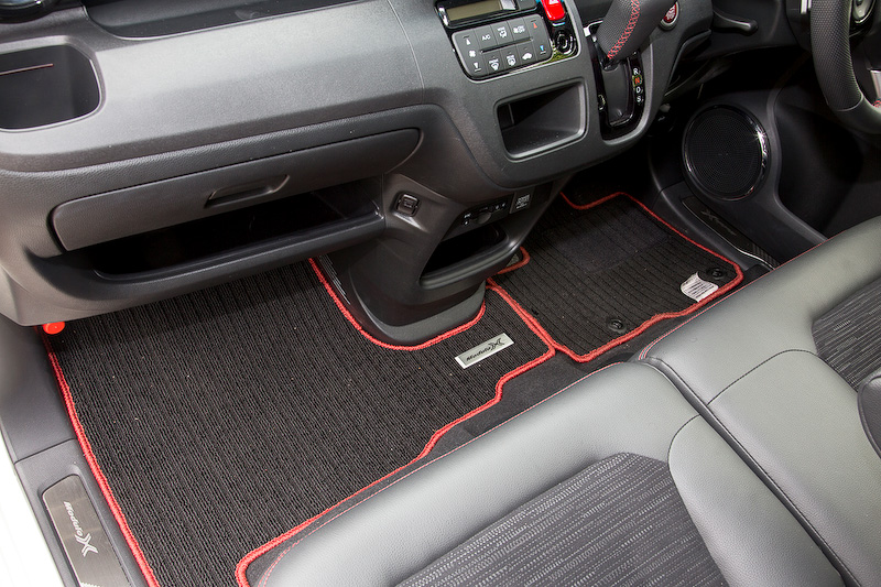 ディーラーオプションのフロアカーペットマットもModulo Xプレート付き。サイドステップガーニッシュには専用のプレートが付く