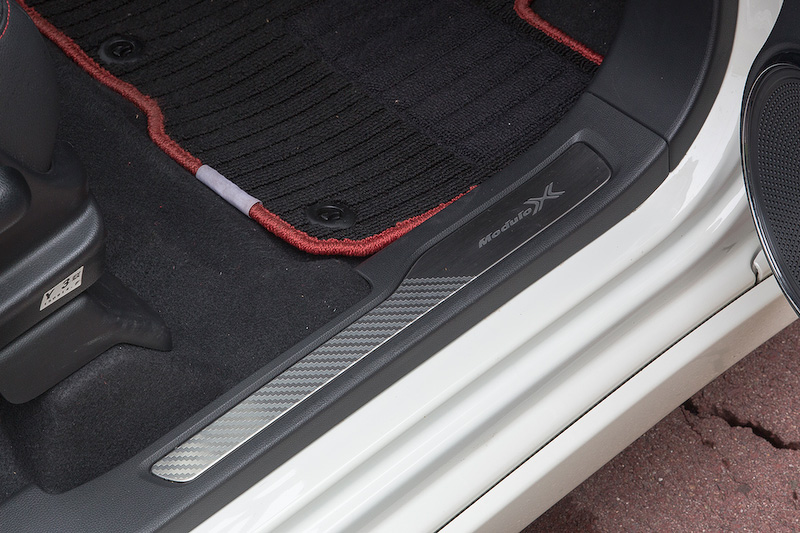ディーラーオプションのフロアカーペットマットもModulo Xプレート付き。サイドステップガーニッシュには専用のプレートが付く
