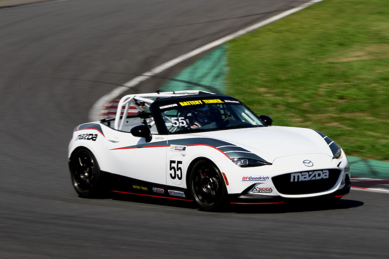 試乗会はひと枠15分間で実施された。NCのレースカーが先導し、その後方をグローバル MX-5 カップカーが走行する。ドライバーのスキルにもよるが、1分6秒～10秒程度で周回していた