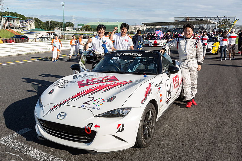 グリッドに付くCar Watchロードスター